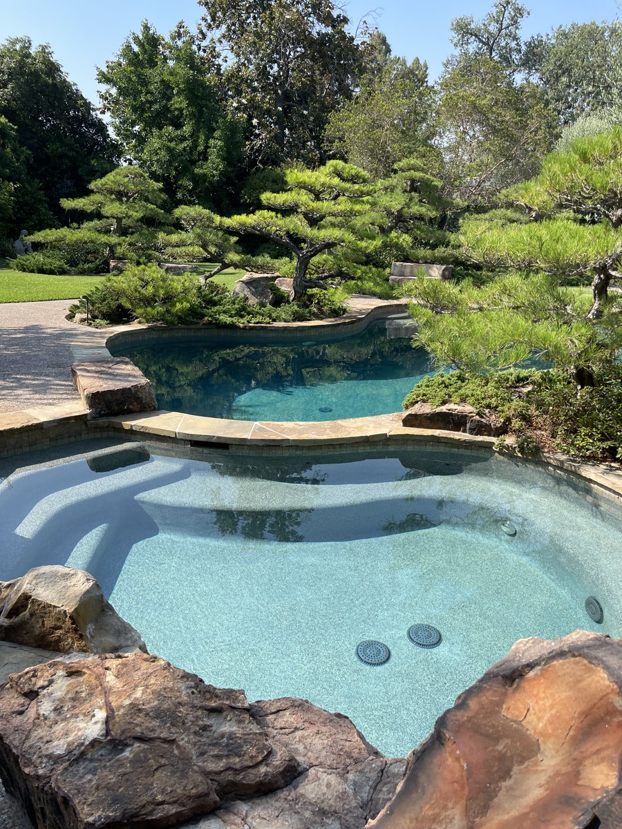 If you find yourself using the spa more than the pool, designing a larger spa may be the perfect choice for your project. Extra seating, more space to relax, and a true gathering spot for family and friends can make your spa the centerpiece of the entire backyard. ♨️