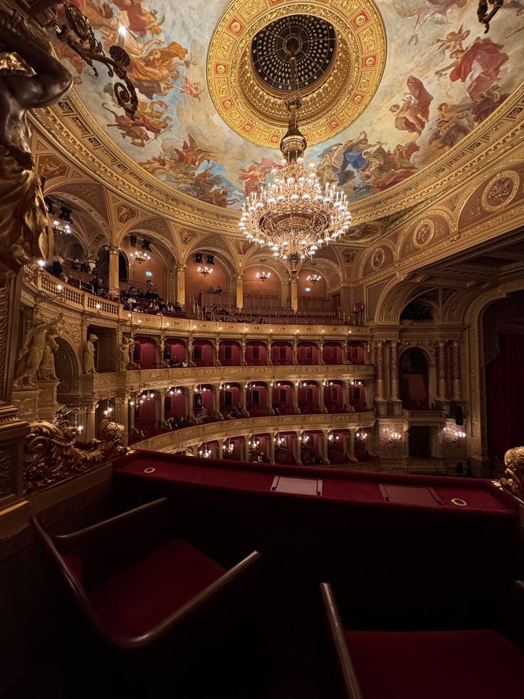 AcademiaDreams's tweet photo. night at the opera https://t.co/MS2dO4cmWW