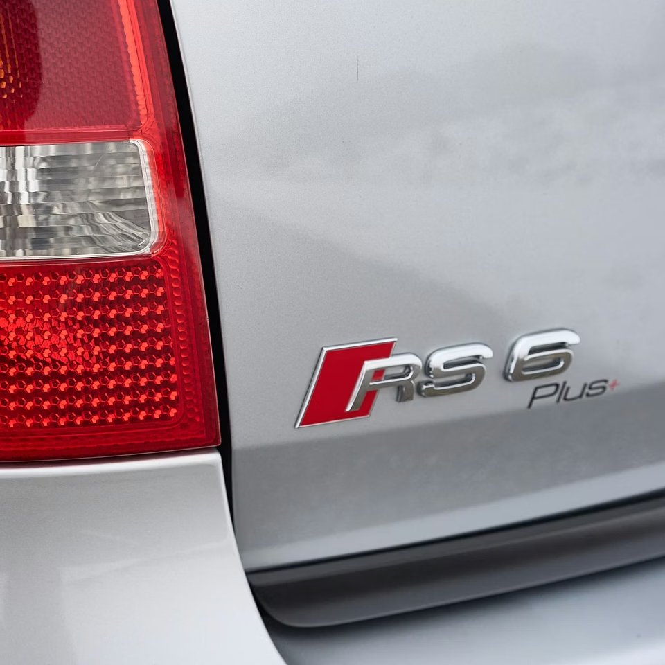 Autoweltmedia's tweet photo. Audi RS6 Avant Plus.
The first generation RS6 was already wild, but the Plus version pushed it even further.
Powered by the 4.2-litre twin-turbo V8, producing about 473 hp, it was stronger than many cars that came much later.
The engine is demanding, but rewarding if properly maintained.
The only real weak point is the slow automatic gearbox, but the rest of the car makes up for it.
This was also Audi’s first limited RS6, something that later evolved into cars like the RS6 GT.
Something more that is interesting, its still more powerful than the modern day S6, doesn't matter if petrol or diesel.
