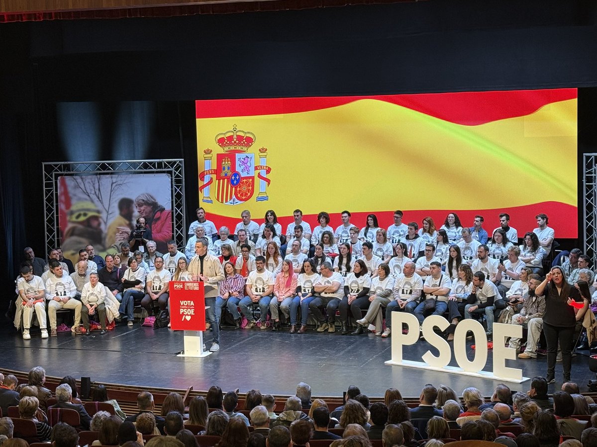 ClassicalSocdem's tweet photo. On the left, a PSOE rally with Pedro Sanchez 

On the right, a far right Vox rally 

Tell me again, who are the true patriots? https://t.co/1IpDWoF2rs