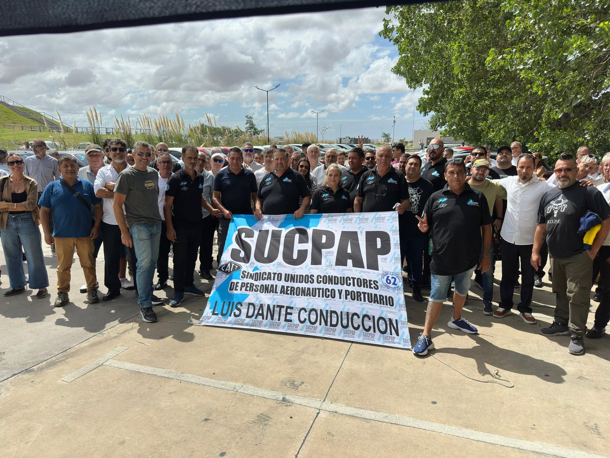 SUCPAP's tweet photo. Asamblea en Aeroparque .
Gran participación de los Compañeros y Compañeras.

La unidad nos fortalece. https://t.co/ujPzkJeKGt