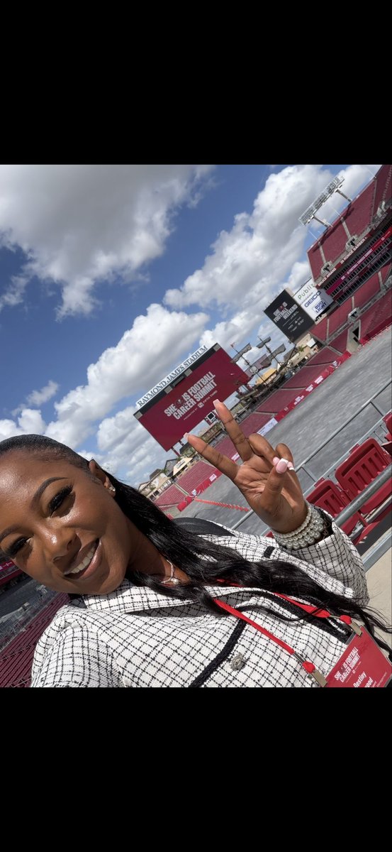Cleatscontracts's tweet photo. She Is Football Sports Summit with The Tampa Bay Buccaneers. The future of athlete branding, partnerships, and opportunity is just getting started. An amazing opportunity connecting, learning, and creating new opportunities. 

“True essence &amp; authenticity” ❤️
#Womeninsports https://t.co/zUl8LTaDER