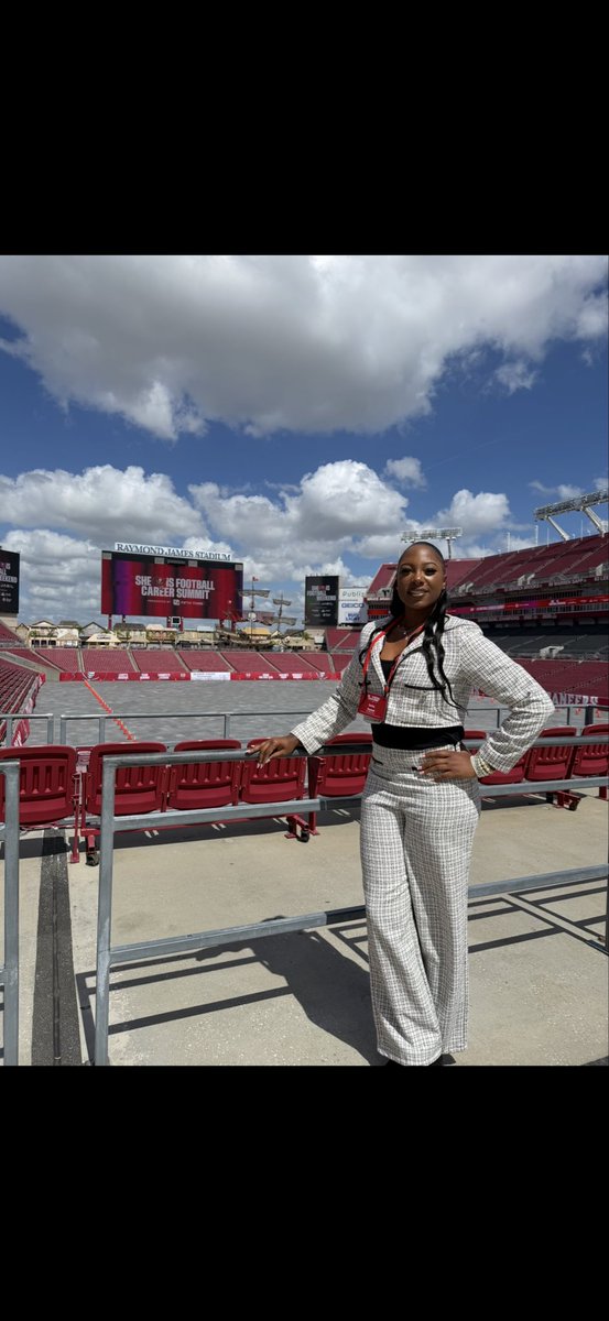 Cleatscontracts's tweet photo. She Is Football Sports Summit with The Tampa Bay Buccaneers. The future of athlete branding, partnerships, and opportunity is just getting started. An amazing opportunity connecting, learning, and creating new opportunities. 

“True essence &amp; authenticity” ❤️
#Womeninsports https://t.co/zUl8LTaDER