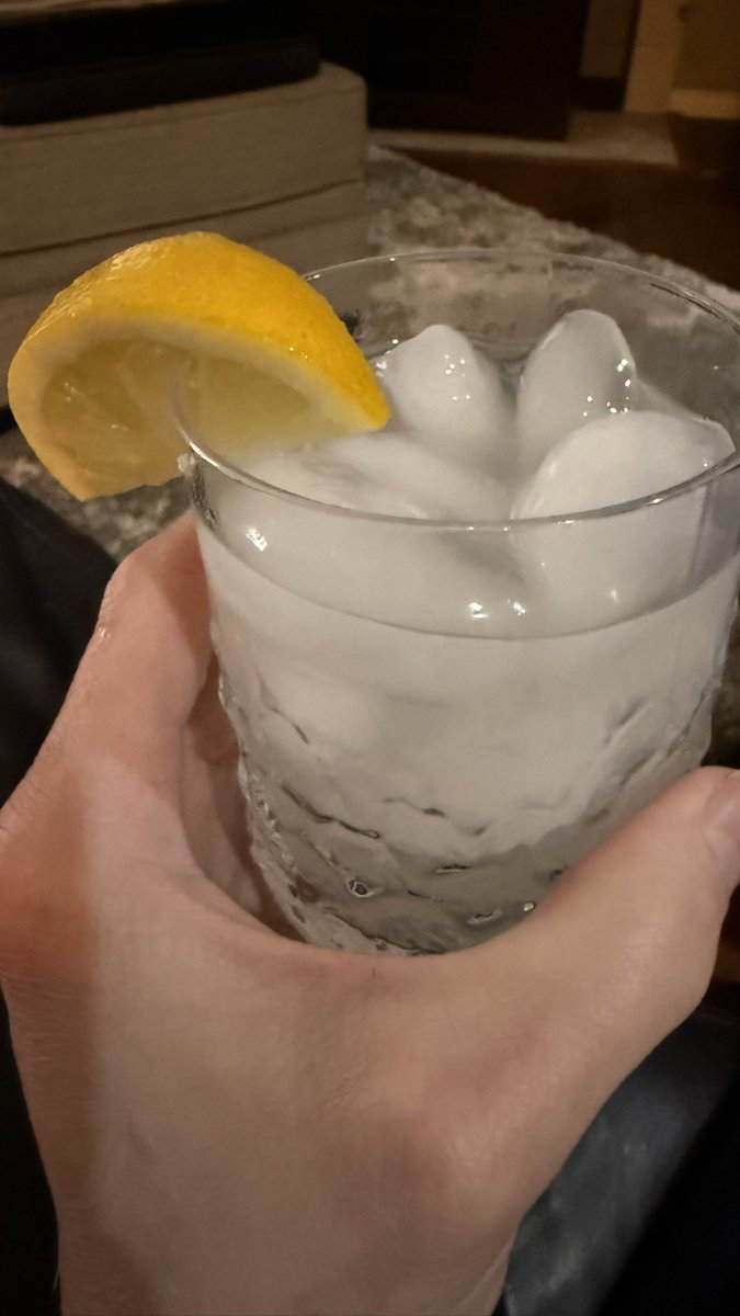 cnote_vegas's tweet image. Vodka lemonade #DayDrinking