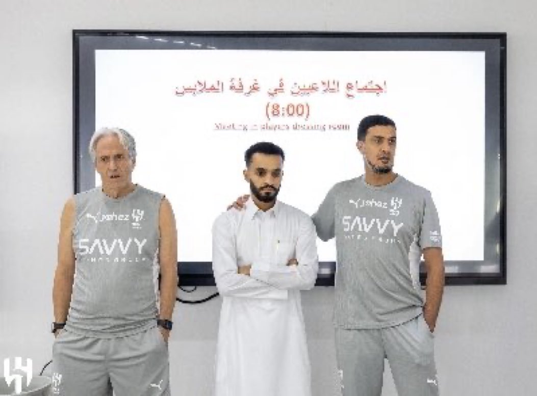 طبعا الاخ ماسكه مع كتفه يبشر اللاعبين اننا صرفناه بمباركة العجوز الهرم
ومن ثم نتهم الاخرين