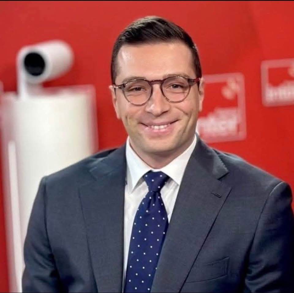 Chronique de oa haine ordinaire: Pierre Desproges:

« un béat trentenaire figé dans un sourire définitif de figue éclatée »

C’est fou comme cette phrase me fait aujourd’hui penser à Bardella 🥱