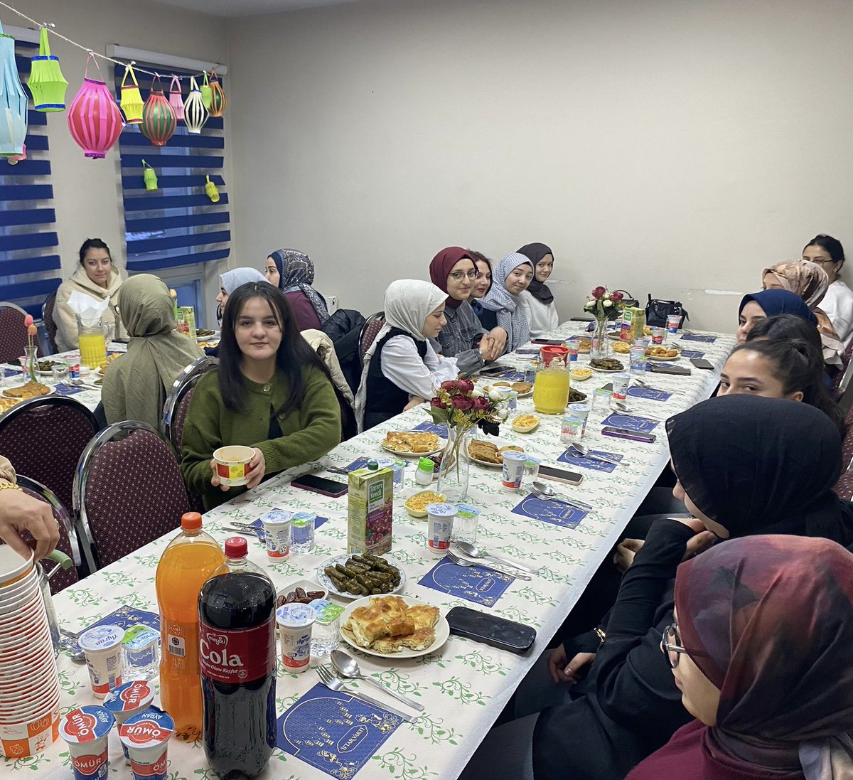 KayseriKYGM's tweet photo. 📍Pertevniyal Sultan Yurdu
📍Pertevniyal Sultan Yurdu B Blok
Manevi Danışmanlarımız eşliğinde öğrencilerimiz  iftar yemeğinde bir araya geldiler.
🌙 Aynı sofrada buluşmanın huzuru…
Bir lokma ekmek, bir yudum su ve edilen dualar.

Ramazan; paylaşmak, kardeşlik ve berekettir. 🤲✨ https://t.co/2MZLvX08EN