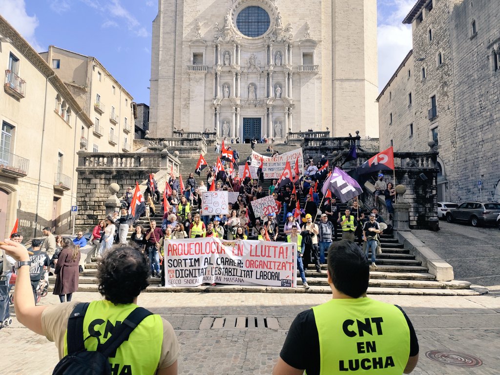 Catalunya🔴⚫ 

Gran éxito de la manifestación hoy en apoyo a la huelga indefinida de la sección de arqueología 'CNT Aixa-Can Mansana' <a href="/AixaCNT/">CNT Arqueologia Aixa - Can Mansana</a>  ⛏️
 
Más de 200 días de lucha incansable, dignidad y solidaridad.

Un abrazo solidario desde Granada. Hay que extender la lucha✊