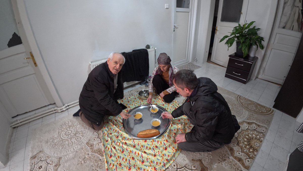 akpartifatih's tweet photo. 📍Silivrikapı ve Zeyrek Mahalleleri

Silivrikapı ve Zeyrek Mahalleleride vatandaşlarımızı ziyaret ederek gönül sofralarımızda bir araya geldik.

Ramazan’ın bereketini ve kardeşlik iklimini paylaşarak samimi sohbetler gerçekleştirdik, gönül bağlarımızı daha da güçlendirdik.

Misafirperverlikleri ve sıcak karşılamaları için tüm hemşehrilerimize teşekkür ediyor, birlik ve beraberliğimizin daim olmasını diliyoruz. 🌙

Fatih’te 
#BirOlmakRuhumuzdaVar 

@abdullahozdemir 
@FatihKaraismail 
@akpartiistanbul 
@AKIstanbulSPB