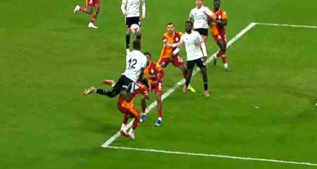 Ozan Ergün.

Aynı pozisyon
Singo'ya sarı kart gösterdi.
Agbadou yapınca devam dedi. Cengiz'in şutu auta çıktıktan sonra faul çaldı.

Girse gol vereceğine yemin edebilirim ama ispatlayamam.
