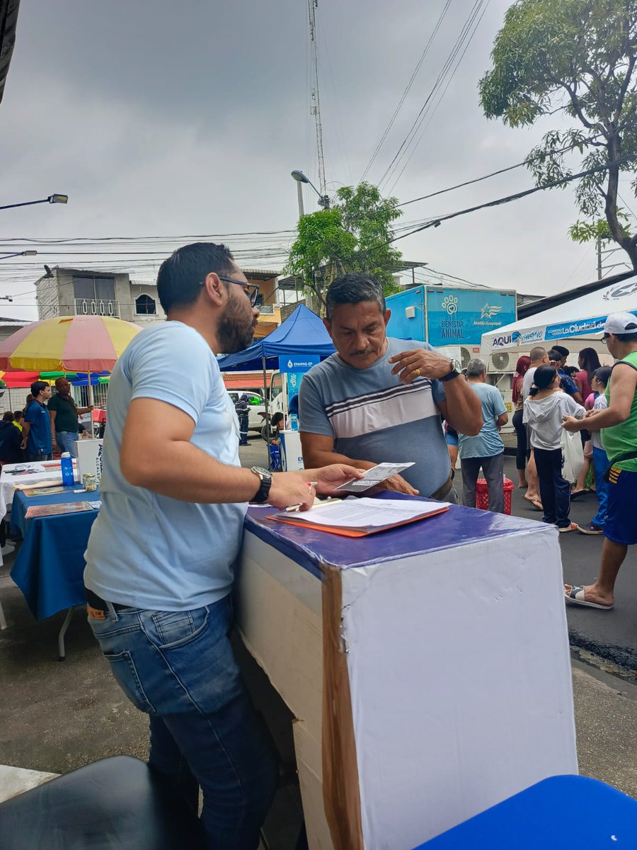AmandaArbo4948's tweet photo. Este sábado la Dirección de Inclusión Social del Municipio de Guayaquil impartió curso de lengua de señas en Valientes  y se encuentra dando información en Fería ciudadana.
Guayaquil no se detiene!
@taticoronelf 
@aquilesalvarez https://t.co/GfOX1tenXx