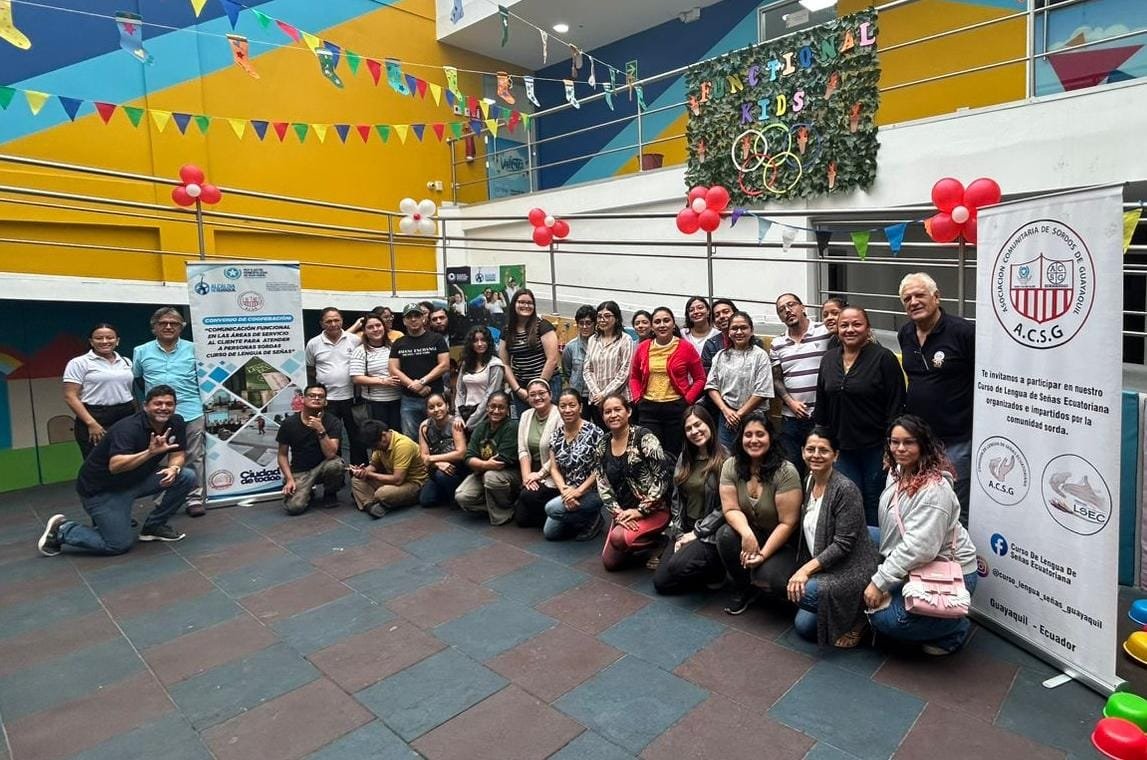 AmandaArbo4948's tweet photo. Este sábado la Dirección de Inclusión Social del Municipio de Guayaquil impartió curso de lengua de señas en Valientes  y se encuentra dando información en Fería ciudadana.
Guayaquil no se detiene!
@taticoronelf 
@aquilesalvarez https://t.co/GfOX1tenXx