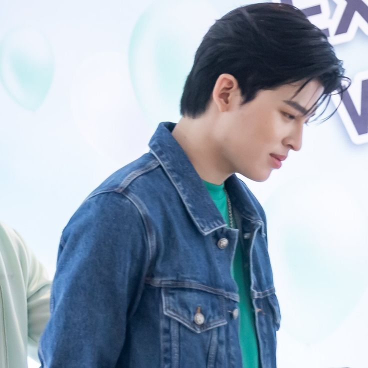 Few Tweet | #PondPhuwin 

Donde Phuwin es hater de Leon Knndy y lo expresa mediante Twitter logrando que reciba mucho hate o donde Pond lo doxea para que aprenda a callarse, pero se entera que es su primer amor del secundario.