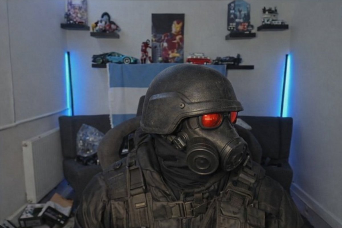 - "Hunk sácate la máscara de gas que la representás mal"

Bueno sácame el hacha de Leon de adentro de la garganta