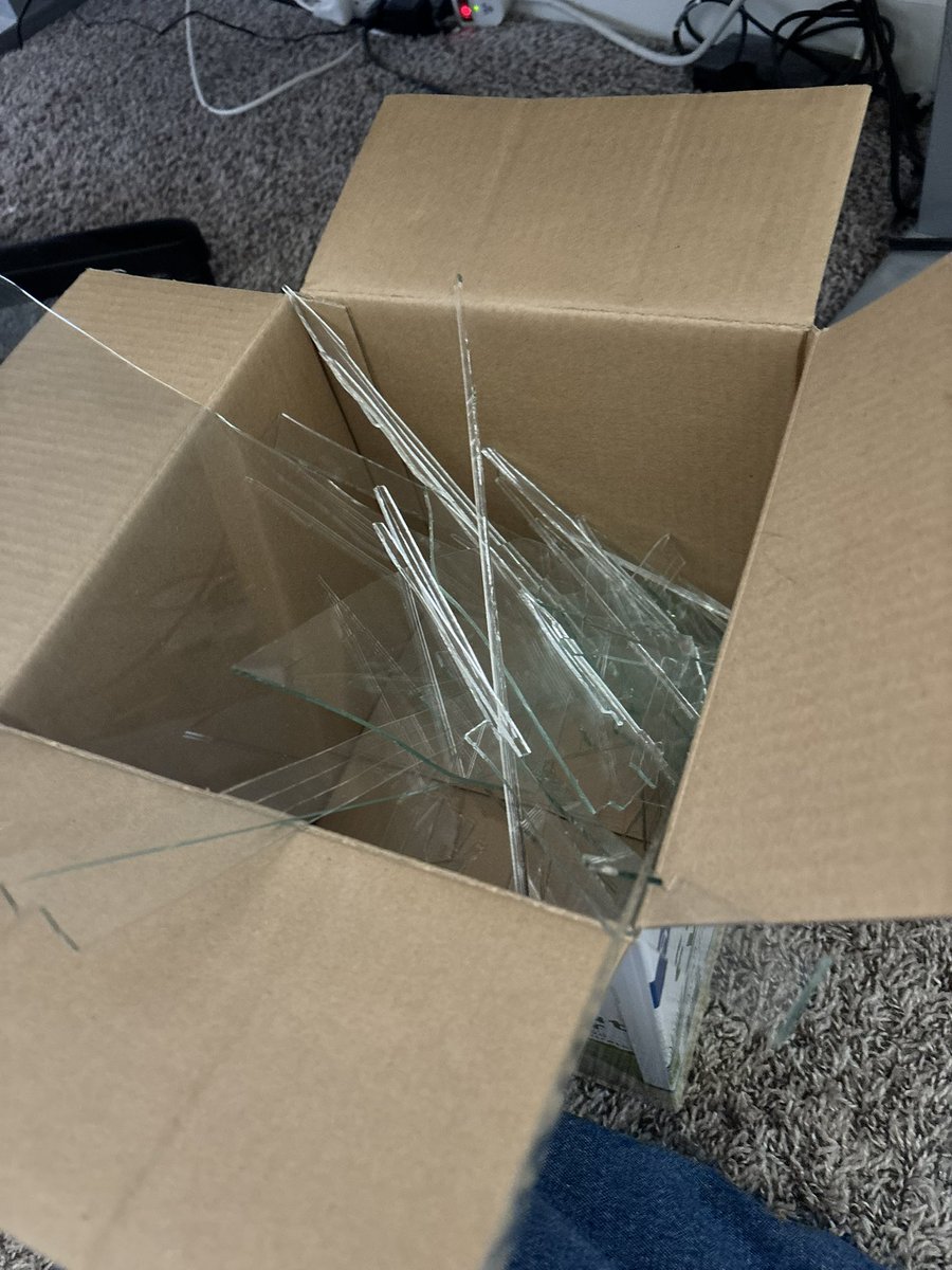 moosetanen's tweet image. when your chud team loses their #1 center to injury and lose a game against their biggest rivals and then your poster of them drops on ur wall and theres glass everywhere #fml