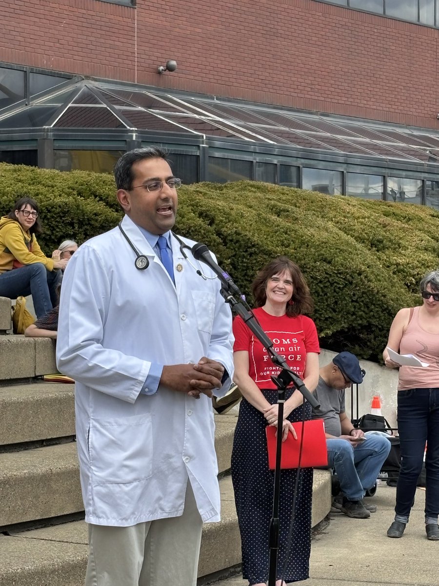CleanAirMoms_PA's tweet image. Had an amazing afternoon with #standupforscience. Thank you @RepVenkat, Jeremy Berg, and @rachellevine01 for your leadership! EPA’s attempt to revoke the Endangerment Finding harms PA families health. Climate science is indisputable. #ActOnClimate