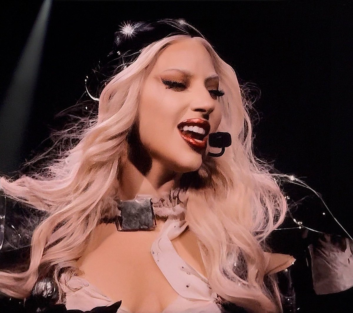 LADY GAGA 
THE MAYHEM BALL