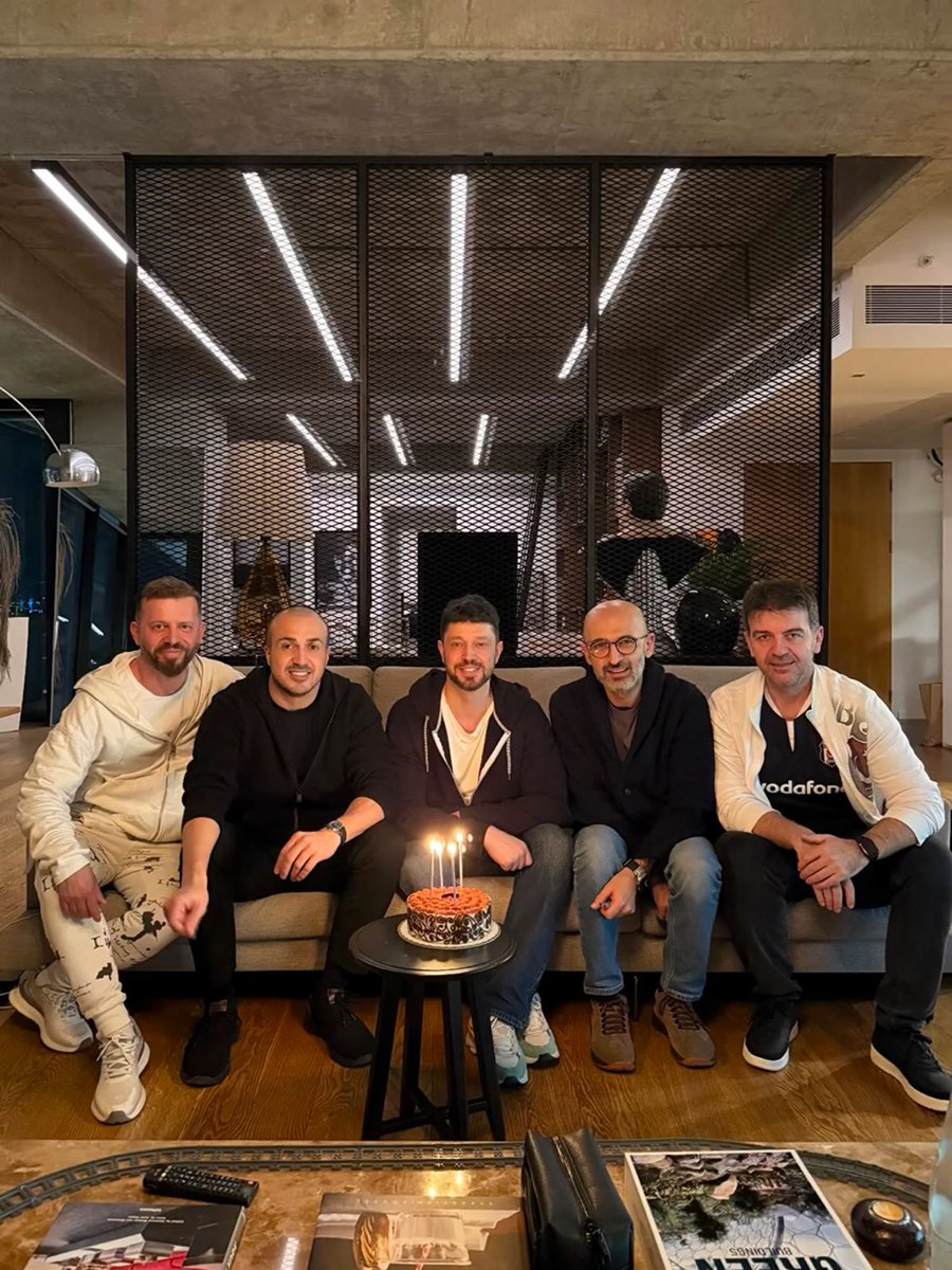 Murat Boz’a doğum günü sürprizi 🎂

Happy Birthday <a href="/MuratBoz/">Murat Boz</a> ✨