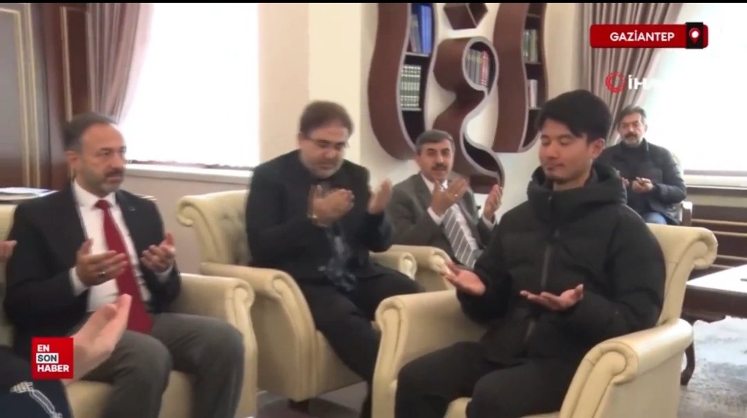 Турист из Японии в Турции у которого сломался велосипед был настолько удивлен заботой турков которые приютили гостя в мечети что он принял Ислам