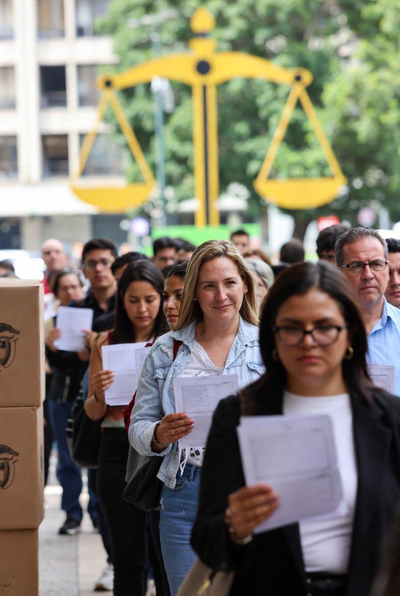 En estas elecciones no solo elegimos personas… definimos el país que queremos.
¿Es íntegra? ¿Sabe cómo funciona el Estado? ¿Tiene verdadera vocación de servicio? Una reflexión muy clara y necesaria de nuestro buen amigo Juan Manuel del Corral: “El país que soñamos se define en