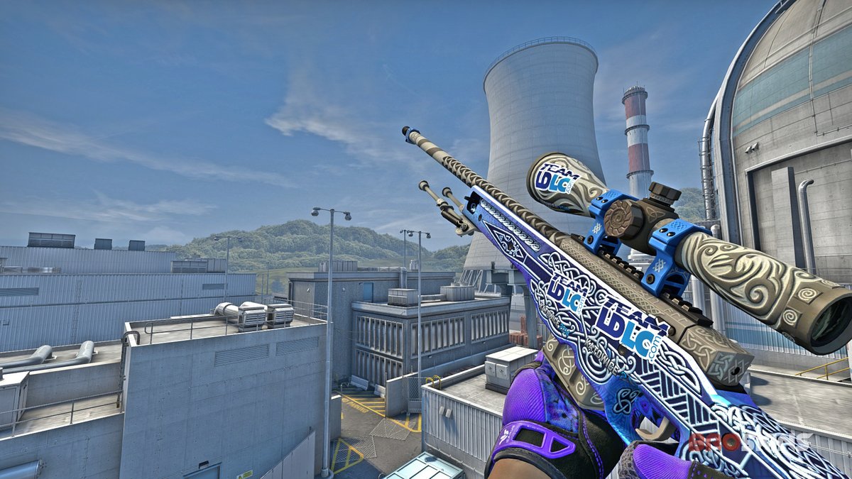 PvrpleHoodie's tweet photo. @zipelCS Happy birthday! The gungnir is easily my favorite skin, it looks so good with or without stickers and has insane aura https://t.co/RdpVkDSING