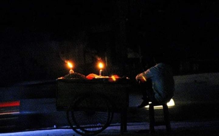 ধরো, অনেক রাইত,পথ খুঁজতেছি আমি। কবে কোন রাস্তায় হাটতে গিয়া নখ ভাইঙ্গা যাওয়া ব্যথার মত দম আটকায়ে আসতেছে আমার,আর শূন্য লাগতেছে সব! 

যেনো আশ্রয়ের খোঁজে সাইবেরিয়া থেইকা উইড়া আসা একটা পাখিরে রিফিউজি বইলা তাড়ায়ে দেবার পর পাখিটা আর ফেরার পথ খুঁইজা পাইতেছে না!

ধরো, অনেক রাইত..