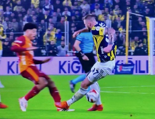Sane'nin sarı kartlık pozisyonuna kırmızı diyenler.Bu pozisyona faul bile verilmemişti.

#BJKvGS