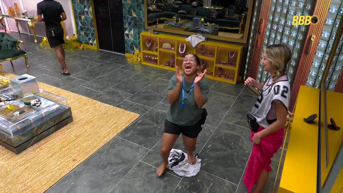 Milena: "Ele não vai comer a parmegiana da Solange! HAHAHAHA! E ele colocou ela com esse critério, né!"

Ana Paula: "Ahhh, foi só por isso. E só por isso. Colocou a Couto para cozinhar! Nada mais do que isso."

Milena: "Podia ser dois colares vermelhos, seria maravilhoso." #BBB26