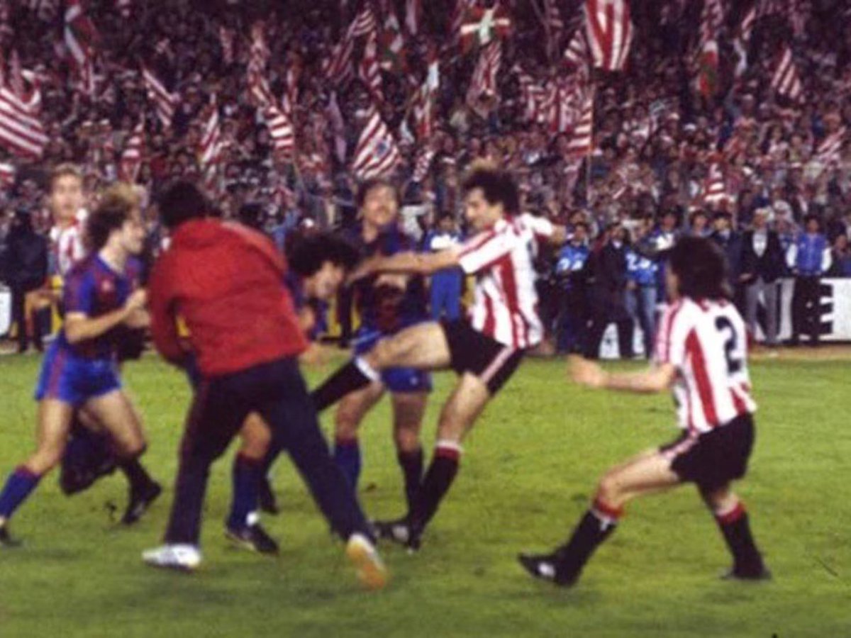 baskdefenders's tweet photo. ATHLETIC MAITATU 🤍❤️
ETSAIA BORROKATU! 👊🏻#FCKFCB https://t.co/ZLlheGPh2l