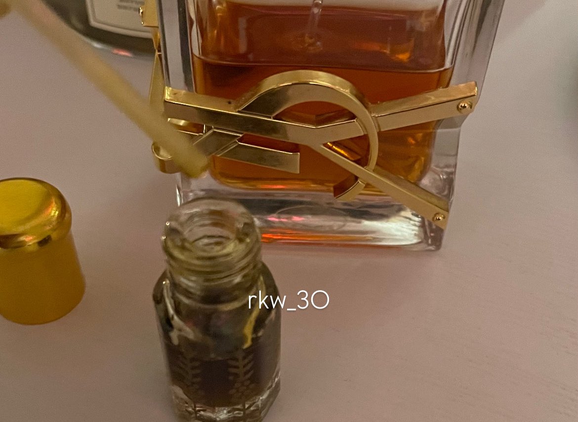 وإن عانقتني بـ يدها ريحها زاهي 
اشم دهن العود مع سان لوران ❣️