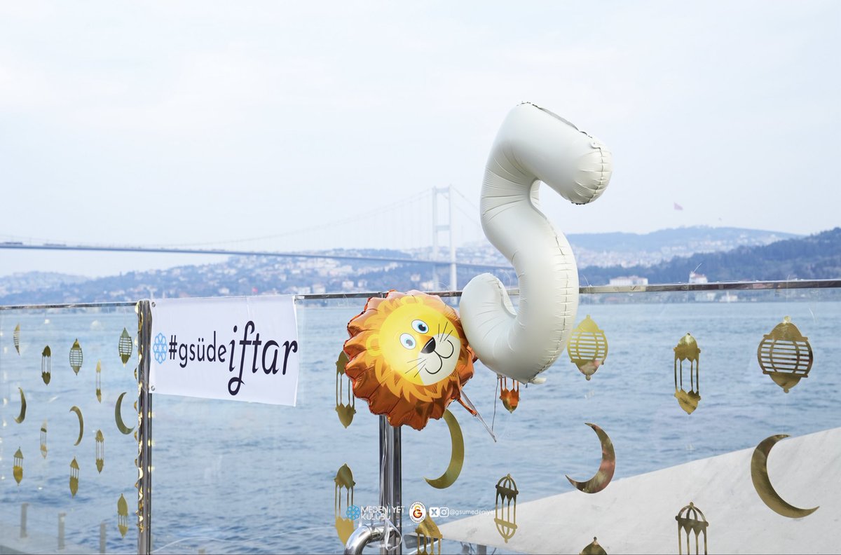 gsumedeniyet's tweet photo. Galatasaray Üniversitesi Medeniyet Kulübü olarak, bu yıl geleneksel iftarımızın beşincisini gerçekleştirmenin mutluluğunu yaşadık. Ramazan’ın bereketini aynı sofrada paylaşarak gönül bağımızı bir kez daha kuvvetlendirdik.

Başta Rektörümüz Prof. Dr. A. Muhammed Uludağ olmak üzere davetimize icabet ederek bizleri onurlandıran kıymetli hocalarımıza, soframızı bereketlendiren tüm misafirlerimize, organizasyonun her aşamasında büyük bir özveriyle çalışan ekip arkadaşlarımıza ve bizleri hiçbir zaman yalnız bırakmayan değerli mezunlarımıza gönülden teşekkür ederiz.

Gönüller arasında bir sevgi köprüsü kurduğumuza inandığımız bu bereketli akşamın hatırasıyla; gelecek Ramazan’da yine aynı huzur ve kardeşlik buluşmasında bir araya gelmeyi temenni ediyoruz. Nice beş senelere, nice Ramazanlara🌙✨

"İman edip dünya ve âhiret için yararlı işler yapanlara gelince, rahmân onlar için (gönüllerde) bir sevgi yaratacaktır." (Meryem/96)
