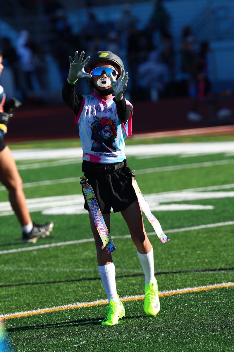 nflflagsd's tweet image. Eyes locked. 👀 Hands ready. ✋ That’s how you attack the ball. 🏈
📸: Prime Action Image 
#NFLFlagSD #NiceCatch #EyesLocked #HandsReady #FlagFootball #PrimeActionImage