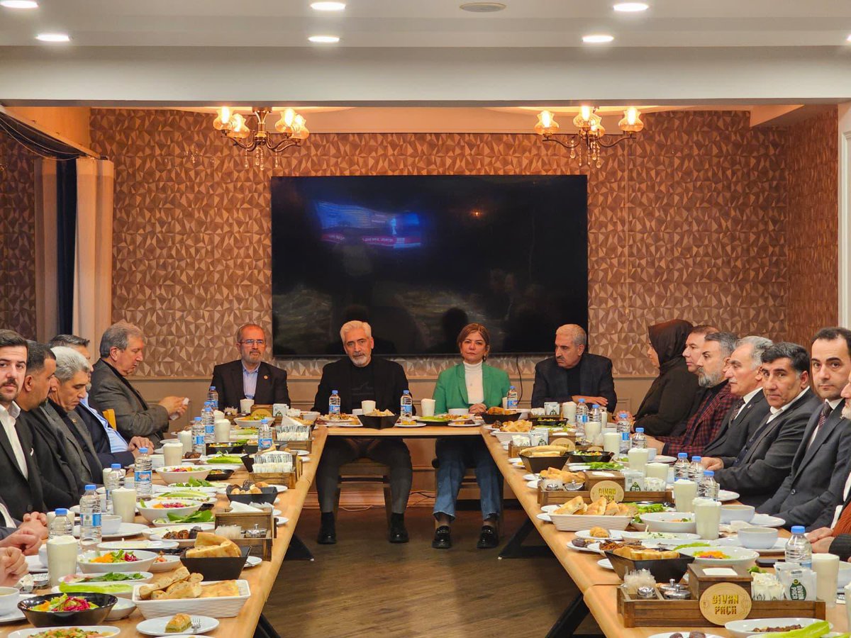 17 İlçe Başkanımız ile birlikte Diyarbakır Milletvekilimiz Sayın Suna Kepoğlu’nun iftar sofrasına davetliydik.

Milletvekillerimiz Sayın Galip Ensarioğlu ve Sayın Mehmet Sait Yaz, İl Başkanımız Sayın Ömer İler, İl Kadın Kolları Başkanımız Sayın Mervenur Seyit Beşe, İl Gençlik
