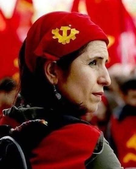 adelante_deniz's tweet photo. “Kalkın kadınlar !
Ve unutmayın ki bizim size ihtiyacımız var.
Çünkü biz inanıyoruz ki,
dünyanın yarısı siz iseniz,
devrim kavgasının yarısı da siz olmalısınız.”

Ernesto Che Guevara

#8MartDünyaEmekçiKadınlarGünü https://t.co/ZCWKgYBVmz