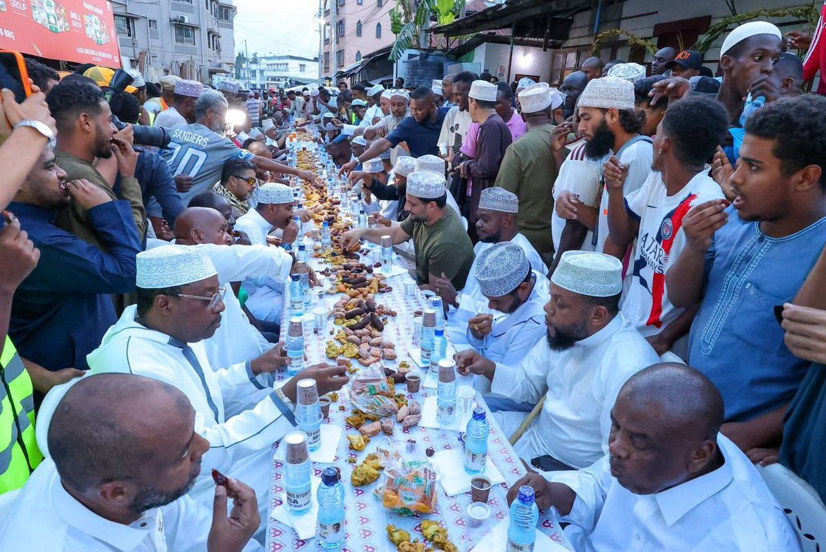 AharubKhatri's tweet photo. One table, one community and the true spirit of brotherhood during ramadhan. 1/2 https://t.co/sQpkSo1Pn9