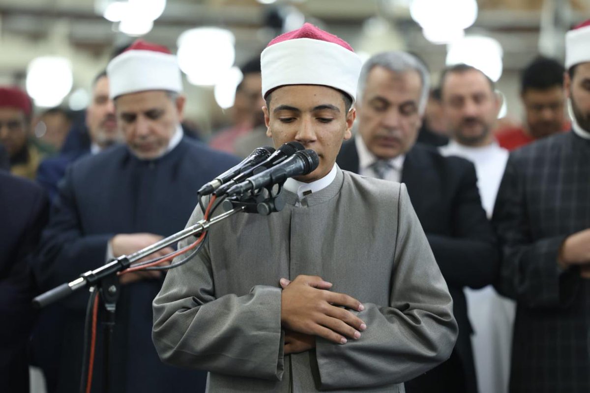 AlAzhar's tweet photo. بتوجيهات الإمام الأكبر.. الأزهر يقدم للأمة الإسلامية التوأم الأزهري «الحسن والحسين» نجمين صاعدين في سماء دولة التلاوة المصرية

في سن الـ16.. التوأم الأزهري «الحسن والحسين» أصغر إمامين للقبلة في محراب الجامع الأزهر بحضور قيادات الأزهر وكبار علمائه

بتوجيهات فضيلة الإمام الأكبر أ.د. أحمد الطيب، #شيخ_الأزهر الشريف، أمَّ الطالبان التوأمان الحسن حسام رزق والحسين حسام رزق، الطالبان بالصف الثاني الثانوي الأزهري، جموعَ المصلين في صلاة التراويح بالجامع الأزهر، ليصبحا أصغر طالبين يؤمّان المصلين في الجامع الأزهر الشريف، بحضور قيادات الأزهر وكبار علمائه، في مقدمتهم وكيل الأزهر، ورئيس جامعة الأزهر، ورئيس قطاع المعاهد الأزهرية، ونخبة من الشخصيات الأزهرية رفيعة المستوى، وقد انسابت تلاوتهما الخاشعة في أرجاء الجامع، فأنصت لها المصلون بخشوع وتأثر، وتجلت معها روحانية الليالي الرمضانية في رحاب قبلة العلم والعلماء.

وقد أمَّ الحسن والحسين المصلين برواية إدريس عن خلف العاشر، حيث قرآ من سورتي المؤمنون والنور في الركعات من الثالثة عشرة حتى العشرين، في أداءٍ اتسم بالإتقان، وجمال النبرة، وحسن التجويد، ما أضفى على أجواء الصلاة مزيدًا من الخشوع والسكينة.

وينتمي التوأمان الحسن والحسين إلى مركز حوش عيسى بمحافظة البحيرة، ويبلغان من العمر 16 عامًا، ويدرسان في الصف الثاني الثانوي بمعهد عبد المنعم رياض الأزهري، وقد أتما حفظ القرآن الكريم في سن الثالثة عشرة، ويتقنان عدة قراءات قرآنية، منها ابن كثير وورش وعاصم، بعدما تلقيا علوم التلاوة والقراءات على أيدي شيوخهما ومعلميهما بقطاع المعاهد الأزهرية، وتأهلا من خلال مركز الأزهر الشريف للقرآن الكريم والتسجيلات القرآنية.

ويأتي ذلك في إطار عناية الأزهر الشريف برعاية المواهب القرآنية من أبنائه النابغين، تنفيذًا لتوجيهات فضيلة الإمام الأكبر باختيار أصحاب الأصوات الندية من الحافظين لكتاب الله على مستوى الجمهورية، لإعدادهم للمشاركة في المسابقات الدولية، وإمامة المصلين بالجامع الأزهر، وإثراء الساحة القرآنية بالتلاوات المتميزة.

#الجامع_الأزهر
#رمضان
#الأزهر