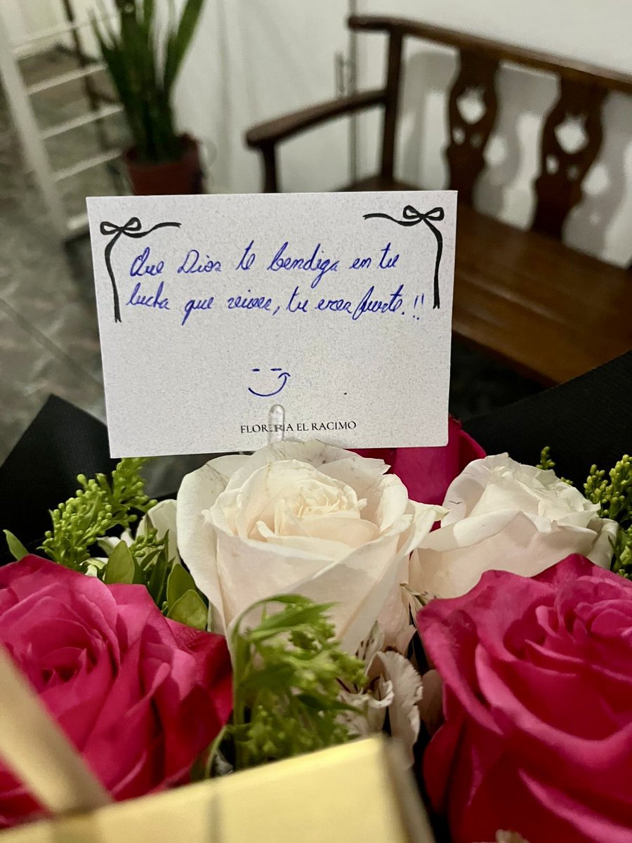 🔴 Ayer mi hija recibió un ramo de rosas. Venía acompañado de unos chocolates y una nota que decía:
 “Que Dios te bendiga en tu lucha que viene. Tú eres fuerte!! 😏”

Para cualquier persona podría parecer un gesto romántico. Para nosotras es una amenaza.

Mi hija lleva cuatro