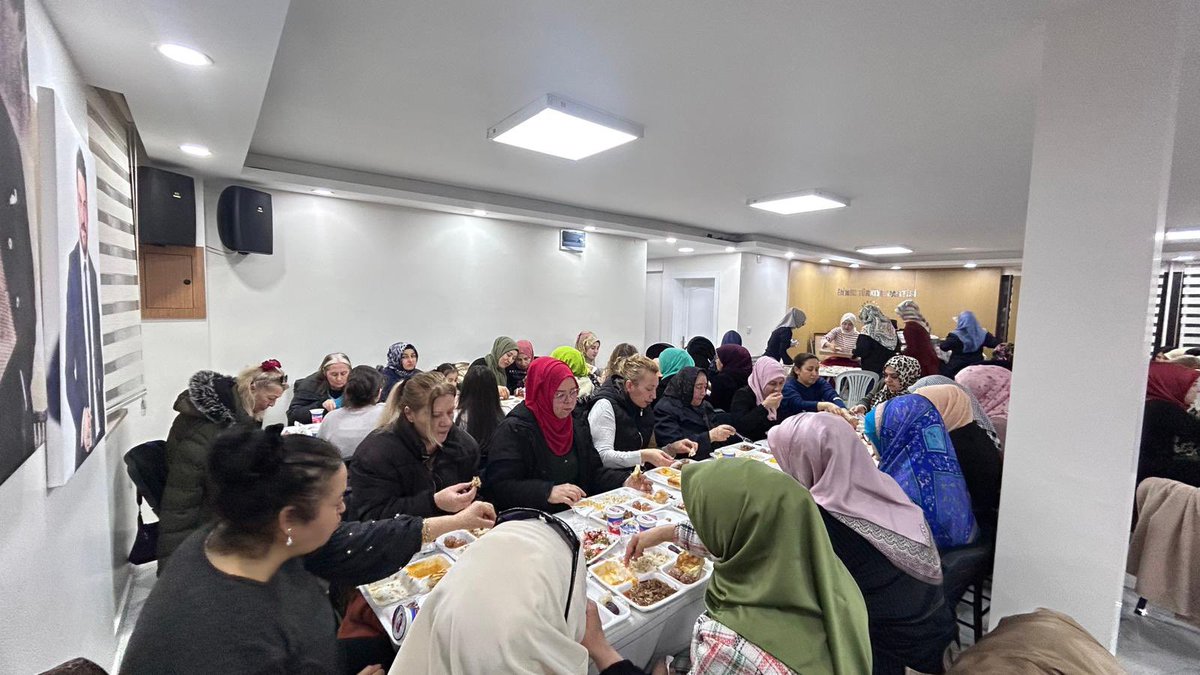 btpankarakadin's tweet photo. Ankara Kadın Kolları olarak, 8 Mart Dünya Kadınlar Günü vesilesiyle Genel Merkezimizde düzenlediğimiz iftar programında bir araya geldik, yeni üyelerimize rozetlerini takdim ettik. 🇹🇷

Bu anlamlı akşamda bizlerle olan arkadaşlarımıza ve gençlik kollarımıza teşekkür ederiz. 🌹 https://t.co/BtlX2KWdeZ