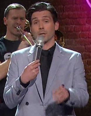 Kako Artač drži mikrofon, ko oponaša Plestenjaka, je za crknit smešno. #kajdogaja