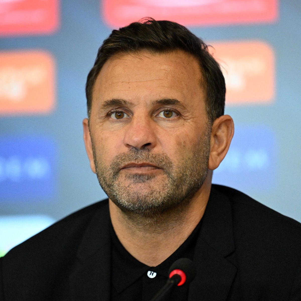 kartalanalizcom's tweet photo. Soru: “Okan Buruk az önce söyledi, hakemler konusunda o da şikayetçi.”

Sergen Yalçın: “Allah Allah, o niye şikayetçiymiş? 3 senedir şampiyon oluyorlar ve hakemden mi şikayetçiler?” https://t.co/TatGaxxSF1