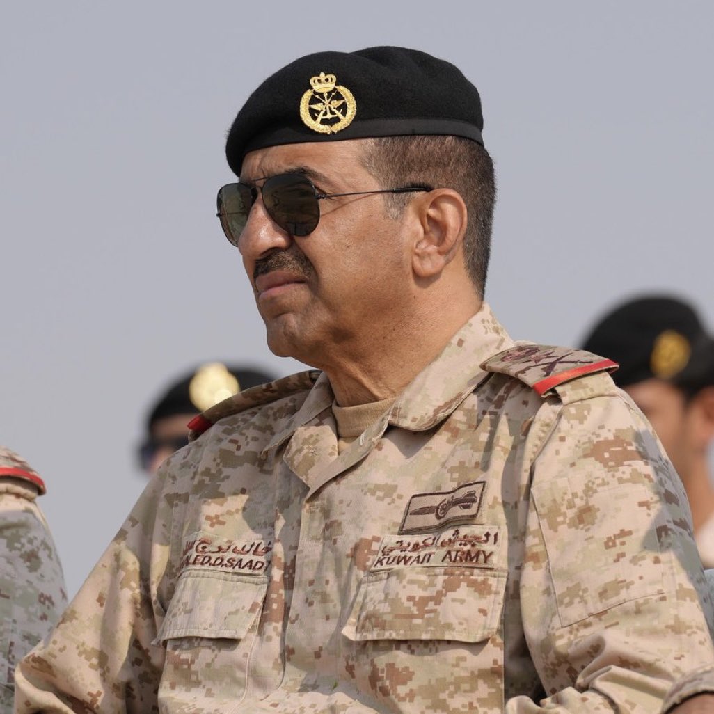 A_M_ALDAMKHI's tweet photo. حالة فريدة قد يجهلها الكثير وتحدث لأول مرة في تاريخ الكويت والجيش، وقد جاءت قدراً مقدوراً من رب العباد، وهو أن يقودا المعركة العسكرية الدفاعية الجوية للبلاد رئيس الأركان الفريق الركن خالد الشريعان (وهو بالأصل ضابط دفاع جوي) ونائبه اللواء الركن طيار صباح جابر الأحمد الصباح (وهو بالأصل ضابط طيار في القوة الجوية)، وكلاهما اللهم بارك من المميزين في تخصصهما، وهذا إنما جاء بفضل الله أولاً ثم بالنظرة الثاقبة والاستراتيجية للقيادة السياسية وتقديرها للموقف الاقليمي في المنطقة، فاللهم لك الحمد والشكر، أسأل المولى عز وجل أن يحفظ الكويت أميراً وحكومةً وشعبا.
#الكويت #الجيش_الكويتي #الحرب_على_إيران