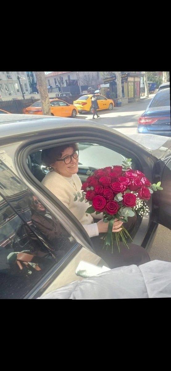 Kalbi yumuşacık bir anne...En cok senin kadınlar günün kutlu olsun Ahmetimizin gülü,çiçeği 🌸🌹🪻🌺