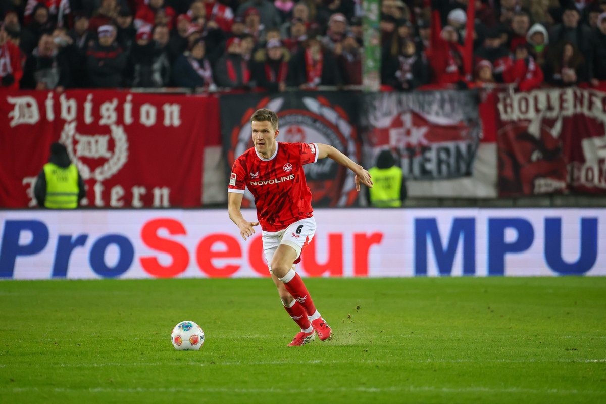 TreffpunktBetze's tweet photo. Pause in Bochum. Zu Beginn waren die Gastgeber die klar bessere Mannschaft und der FCK konnte sich über den 1:0-Rückstand glücklich schätzen. Seit dem 1:1-Ausgleich durch Norman Bassette sind die Lautrer besser im Spiel und die Partie ist offener geworden.
// #Betze #FCK #VFLFCK https://t.co/I79ATLiqZn