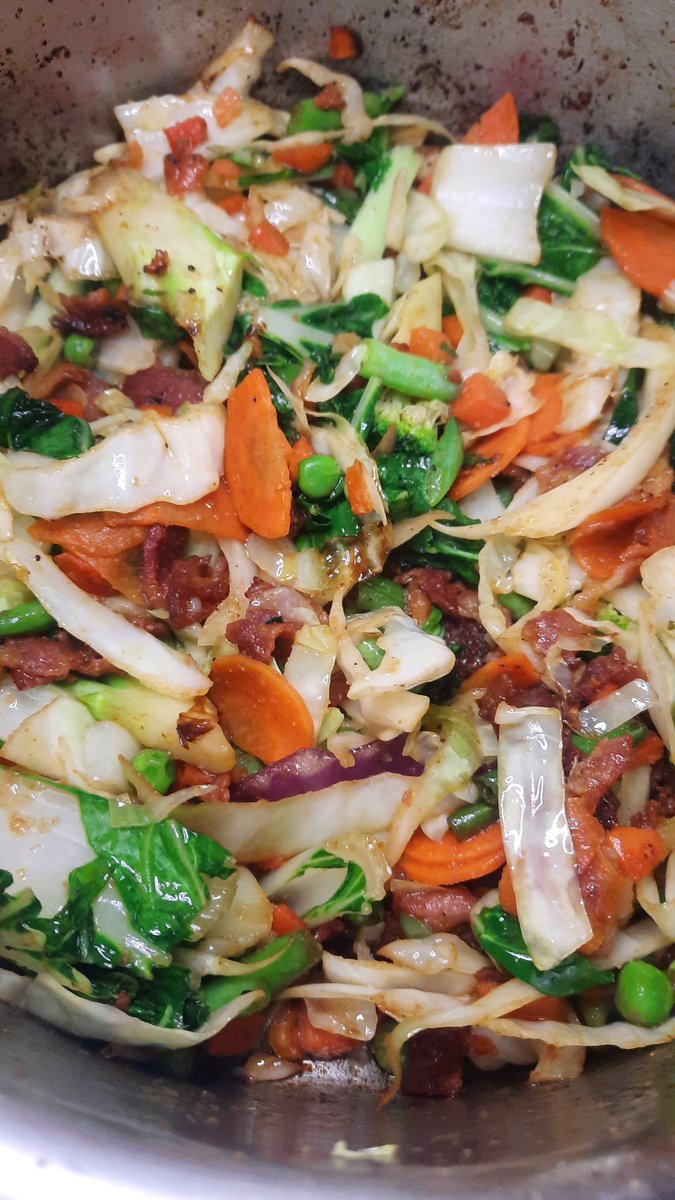 KellyKatharin's tweet image. Dinner that's QUICK &amp;amp; EASY 🥰

1 pk PRE-CUT stir-fry veggies
1 pk BULK BACON
A handful frozen mixed veg (you always have that in your freezer, right? RIGHT? 😌)

Enjoy w store bought rotisserie chicken.

#easymealprep
#proteinfirst 
#realfood