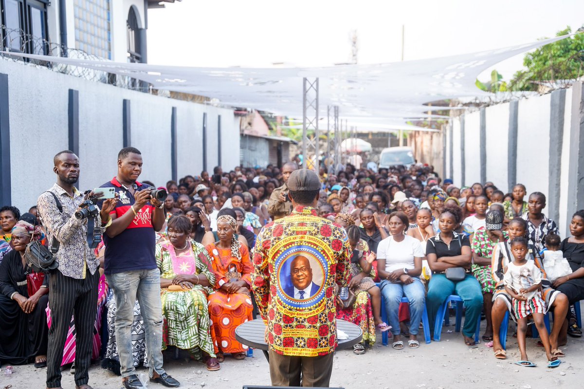 LesMuyaya's tweet photo. #RDC: #BANDAL: À l’initiative de l’Honorable Jared Phanzu @jaredpanzubbk, un moment  d’échanges et de sensibilisation a été organisé dans la commune de Bandalungwa en marge de la célébration de la Journée internationale des droits des femmes (08 Mars).

Cette rencontre a réuni des mamans et des jeunes femmes , échantillon représentatif de notre base de la commune de Bandalungwa, autour du thème retenu cette année : « Pour toutes les femmes et les filles : droits, égalité et autonomisation ». Un moment riche d’écoute, de partage et de réflexion sur les enjeux liés à l’autonomisation de la femme.

À cette occasion, l’ASBL Les Amis de Patrick Muyaya @PatrickMuyaya   @LesMuyaya a également apporté son soutien à certaines femmes engagées dans l’entrepreneuriat à travers un accompagnement financier destiné à encourager et renforcer leurs activités respectives .

La rencontre s’est clôturée par la remise symbolique de pagnes commémoratifs du 8 mars aux participantes, en signe de célébration et de reconnaissance.

@DeniseNyakeru @PatrickMuyaya @FondationLONA_ @erictshikuma @SuminwaJudith @jaredpanzubbk 

#MoisDeLaFemme
#ChangementDeNarratif
#ToutPourLaPatrie
#BendeleEkweyaTe🇨🇩