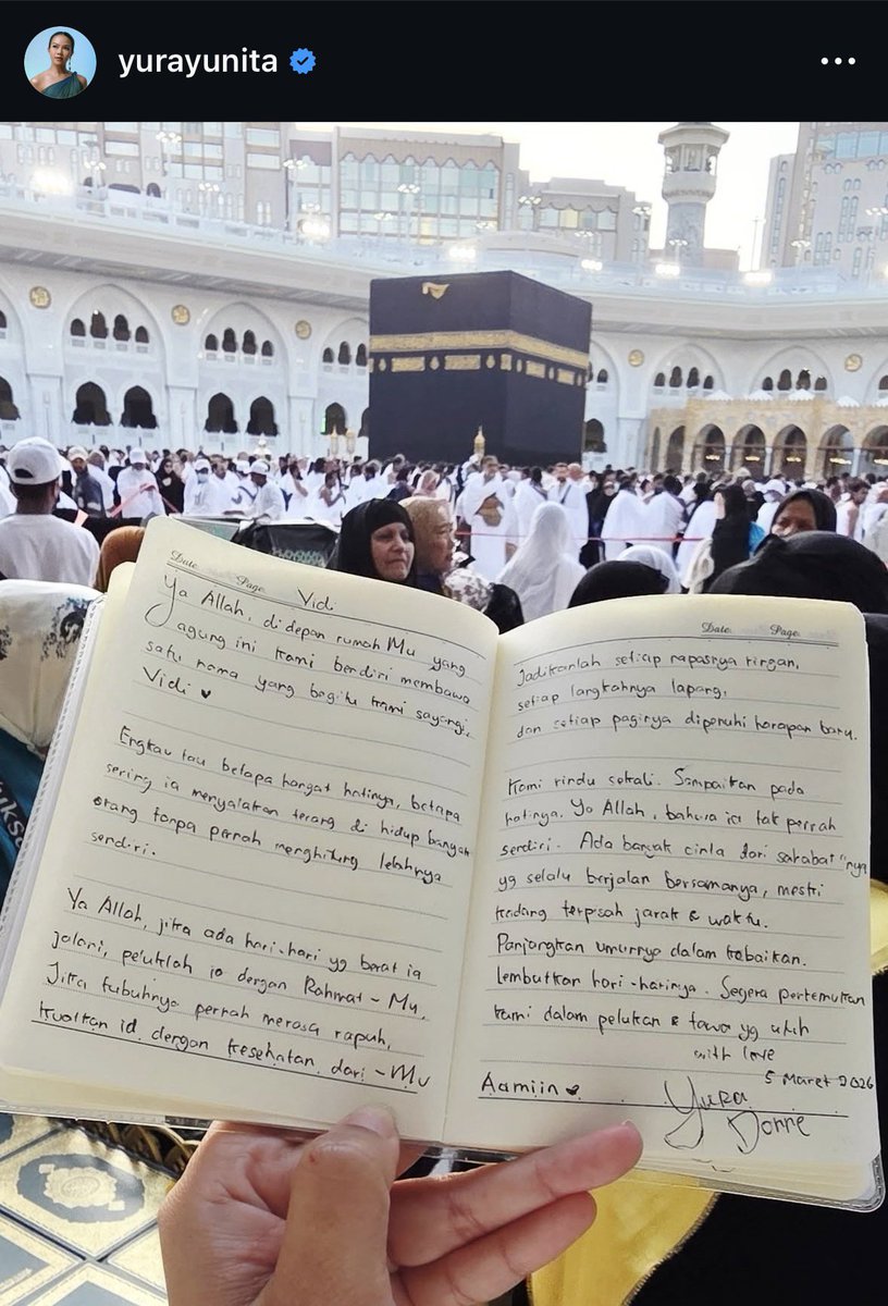Hiramons's tweet photo. Terus netes… ngga lama, Teh Yura ngepost doanya di depan ka’bah. Doanya kurang lebih sama 🥹🥺🫶🏻 https://t.co/NN1yQlb3hG