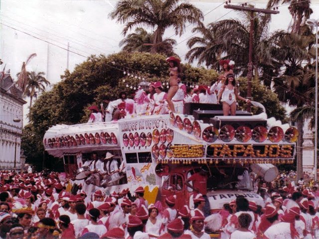 carnamofo's tweet photo. 1979. Bloco Amigos da Vovó puxado pelo trio elétrico Tapajós
#carnavaldesalvador #TBT https://t.co/s65Xuk5oUi