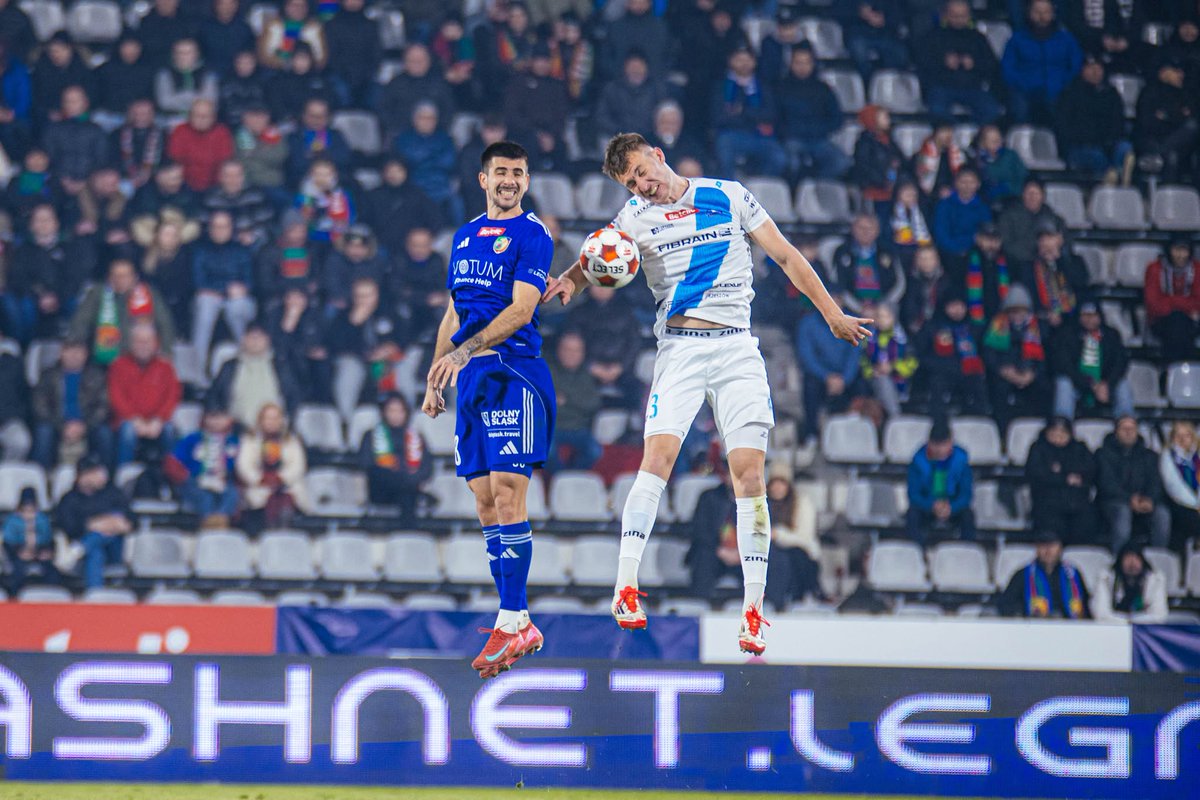 MiedzLegnica's tweet photo. ⏱️ 90' Co najmniej 5⃣ minut doliczonych do drugiej części spotkania.
---
Miedź Legnica 2⃣:1⃣ Stal Rzeszów
#MIESTA https://t.co/VfSLWHGn27