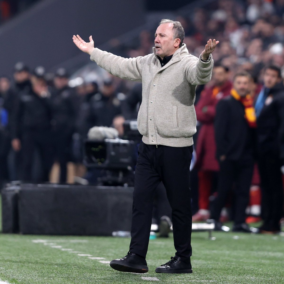 kartalhatti's tweet photo. Sergen Yalçın: “Allah Allah, Okan Buruk niye hakemlerden şikayetçiymiş? Ligde üç senedir şampiyon oluyorlar ve hakemden mi şikayetçiler?” https://t.co/t7FN3mYa9s