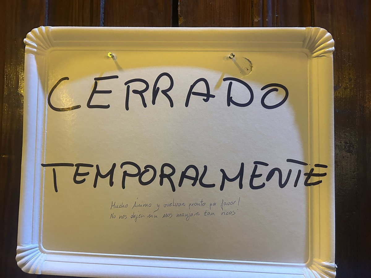 PolodelCastillo's tweet photo. Muestras de apoyo de los clientes a la Panadería Miguel Díaz, cerrada por orden del @aytolpgc.
La ciudad es un auténtico desastre pero la prioridad es cerrar un Panadería centenaria de esta ciudad. https://t.co/tAR7yaRFLY
